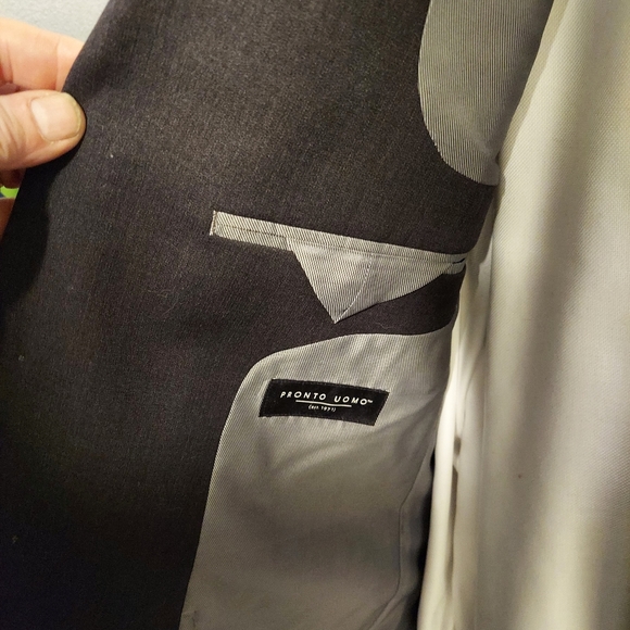 Men's Warehouse-Pronto Uomo wool suit. 44short, 38/30 pants, shirt 17 1/2- 32/33 - Picture 3 of 8